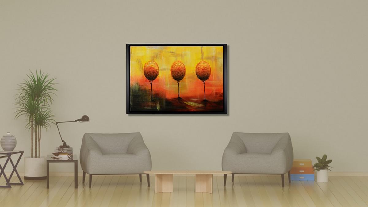 Handgemaltes Ölbild drei Bäume im Abendrot auf Leinwand, Orange, Gold und Rot mit Spiegelung, mit schwarzem Rahmen – Beispiel im Raum