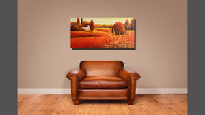Handgemaltes Ölbild Sommerlandschaft mit Bauernhaus auf Leinwand, Panorama in Orange, Gold und Rot – Beispiel im Raum