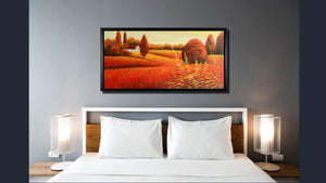 Handgemaltes Ölbild Sommerlandschaft mit Bauernhaus auf Leinwand, Panorama in Orange, Gold und Rot, mit schwarzem Rahmen – Beispiel im Raum