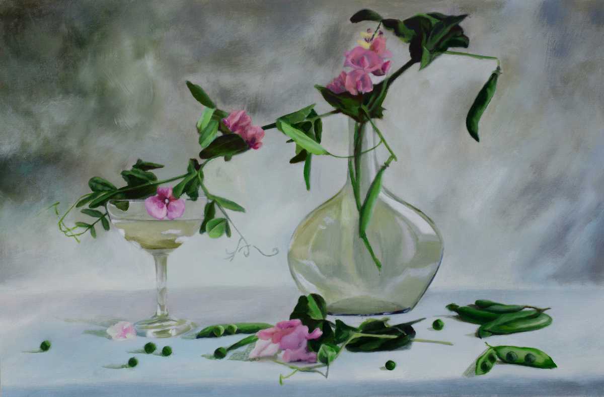 Handgemaltes Ölbild Stillleben mit rosa Wicken und Glasvase auf Leinwand, zart in Grau, Rosa und Grün