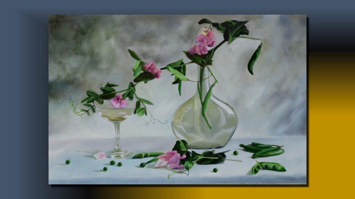 Handgemaltes Ölbild Stillleben mit rosa Wicken und Glasvase auf Leinwand, zart in Grau, Rosa und Grün – Beispiel im Raum