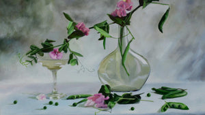 Handgemaltes Ölbild Stillleben mit rosa Wicken und Glasvase auf Leinwand, zart in Grau, Rosa und Grün – Detailansicht
