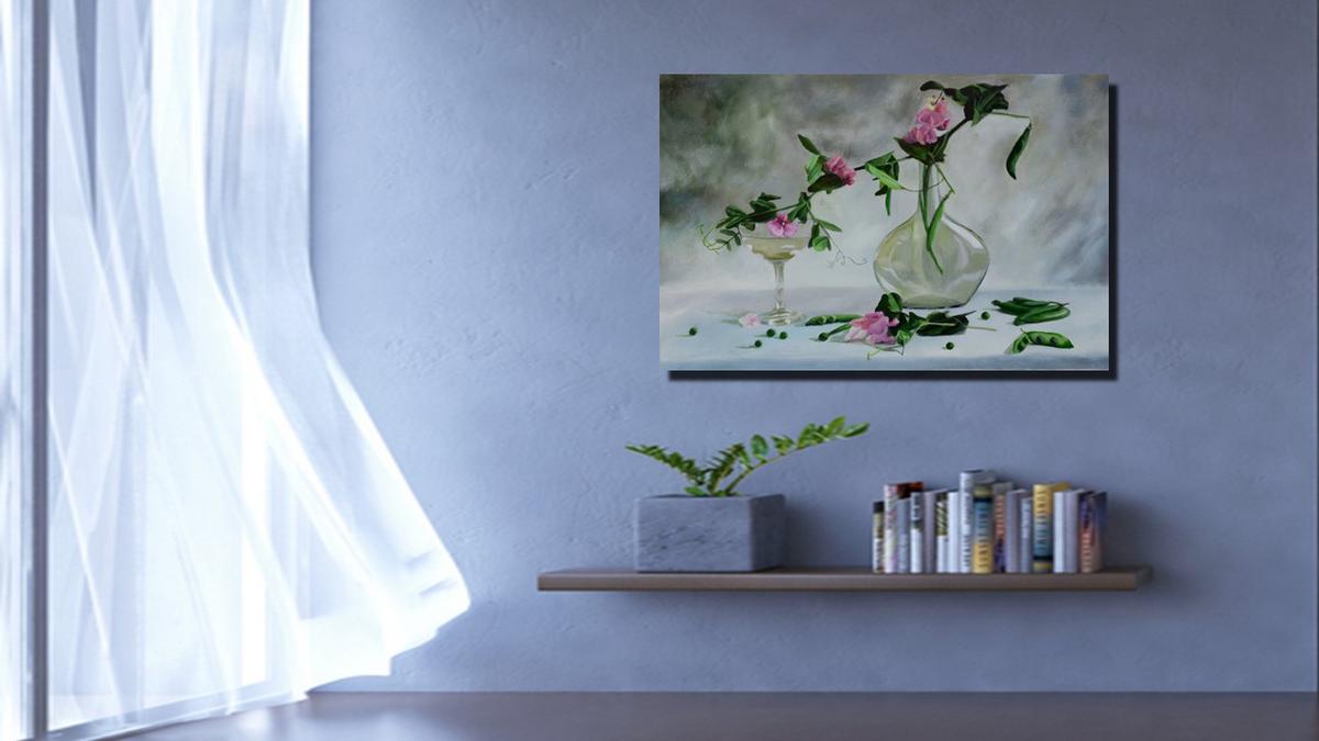 Handgemaltes Ölbild Stillleben mit rosa Wicken und Glasvase auf Leinwand, zart in Grau, Rosa und Grün – Beispiel im Raum