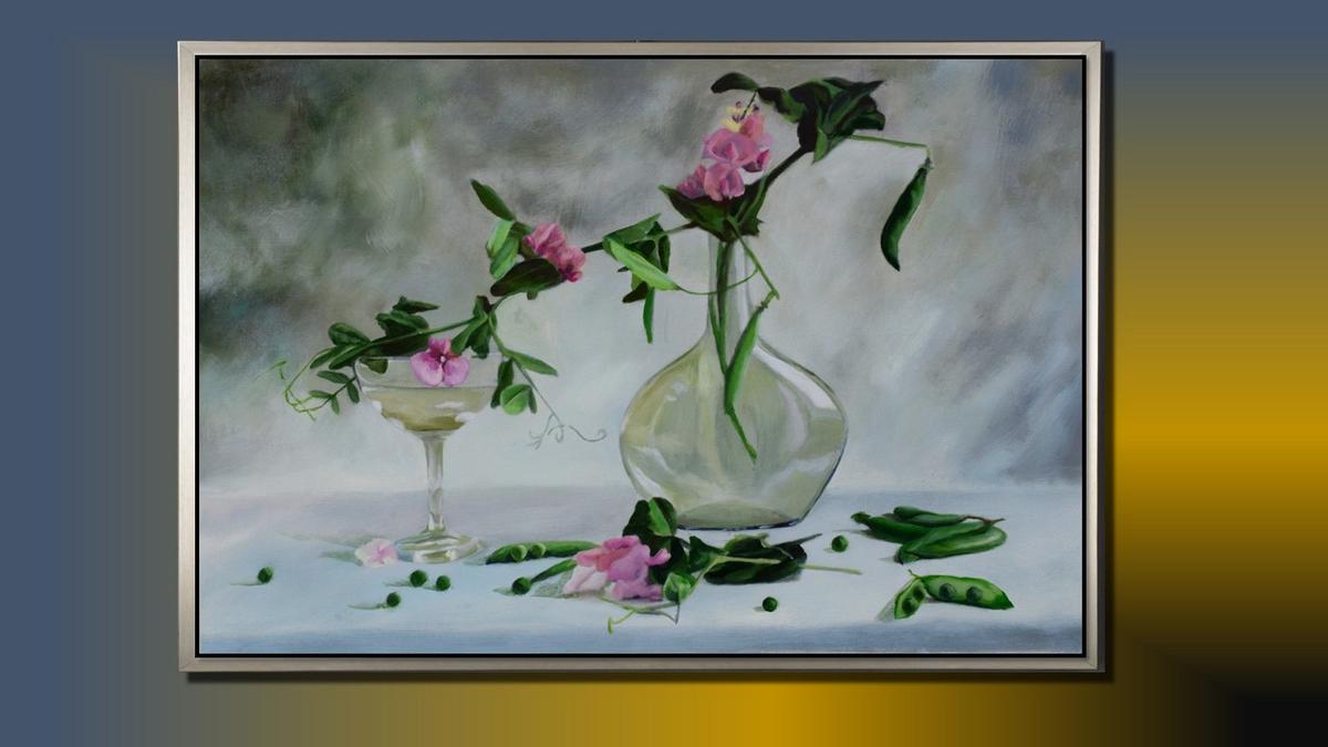 Handgemaltes Ölbild Stillleben mit rosa Wicken und Glasvase auf Leinwand, zart in Grau, Rosa und Grün, mit silbernem Rahmen – Beispiel im Raum