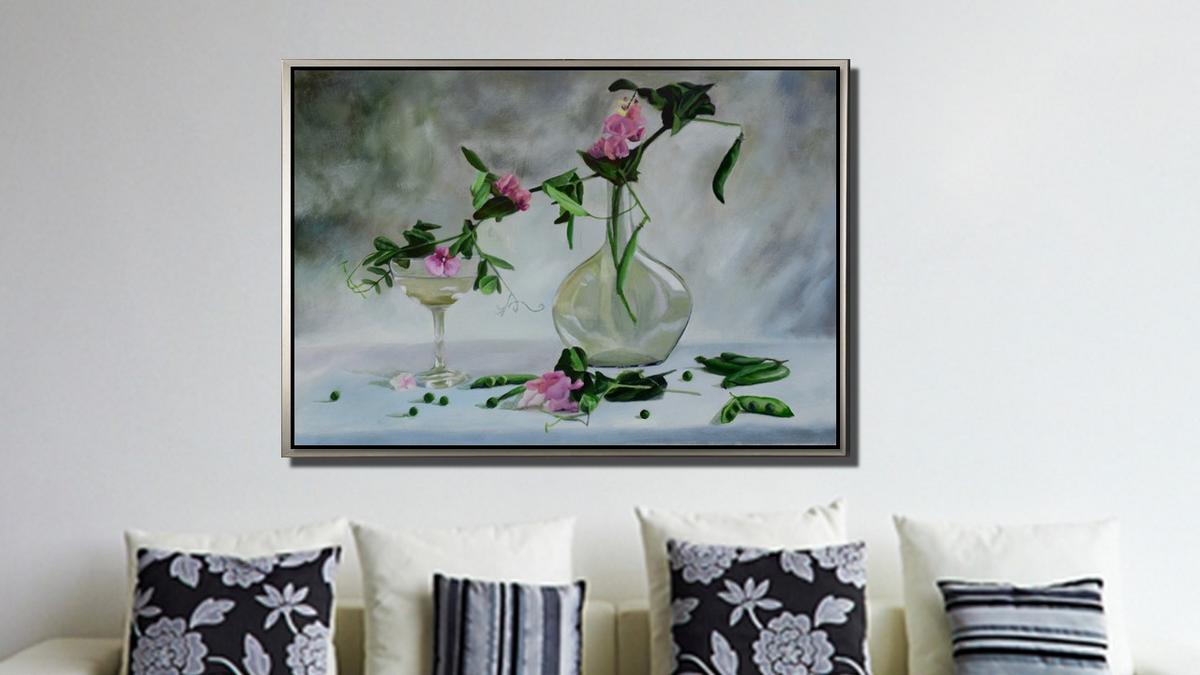 Handgemaltes Ölbild Stillleben mit rosa Wicken und Glasvase auf Leinwand, zart in Grau, Rosa und Grün, mit silbernem Rahmen – Beispiel im Raum