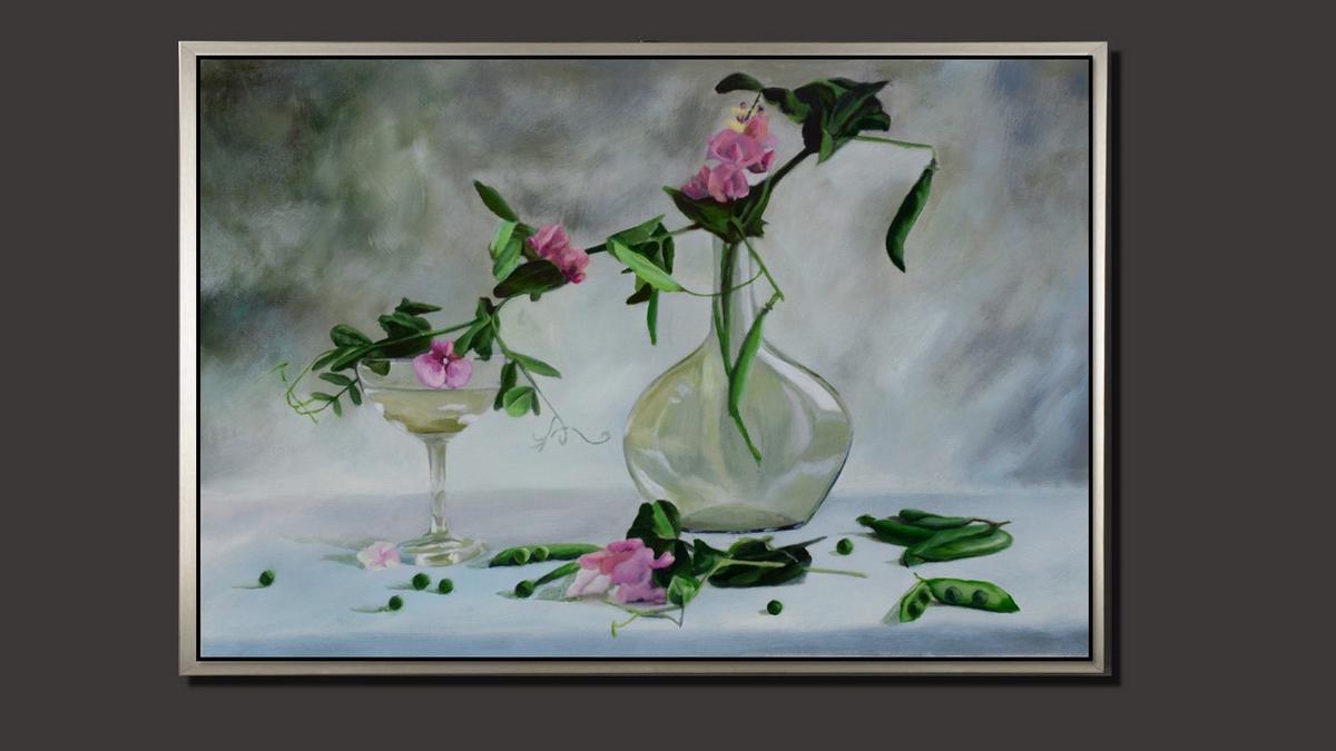 Handgemaltes Ölbild Stillleben mit rosa Wicken und Glasvase auf Leinwand, zart in Grau, Rosa und Grün, mit silbernem Rahmen – Beispiel im Raum