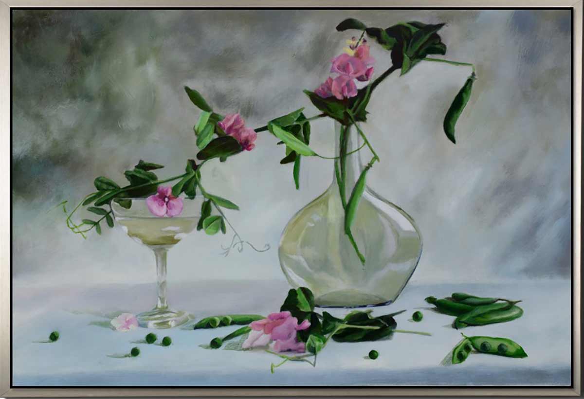 Handgemaltes Ölbild Stillleben mit rosa Wicken und Glasvase auf Leinwand, zart in Grau, Rosa und Grün, mit silbernem Rahmen