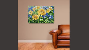 Handgemaltes Ölbild Sonnenblumen und Iris auf Leinwand, Blumenbild in Gelb, Blau und Grün – Beispiel im Raum