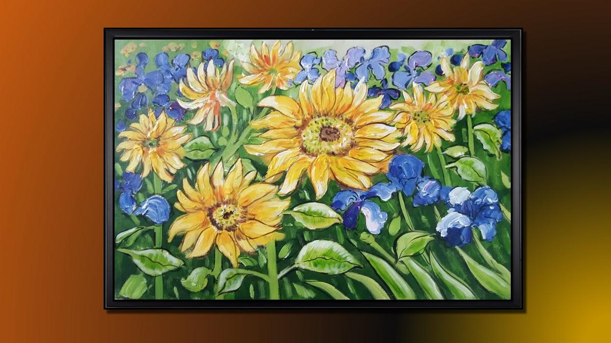 Handgemaltes Ölbild Sonnenblumen und Iris auf Leinwand, Blumenbild in Gelb, Blau und Grün, mit schwarzem Rahmen – Beispiel im Raum