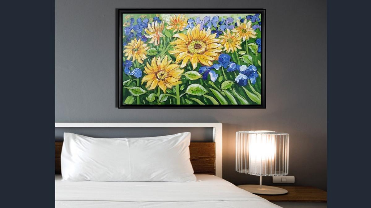 Handgemaltes Ölbild Sonnenblumen und Iris auf Leinwand, Blumenbild in Gelb, Blau und Grün, mit schwarzem Rahmen – Beispiel im Raum