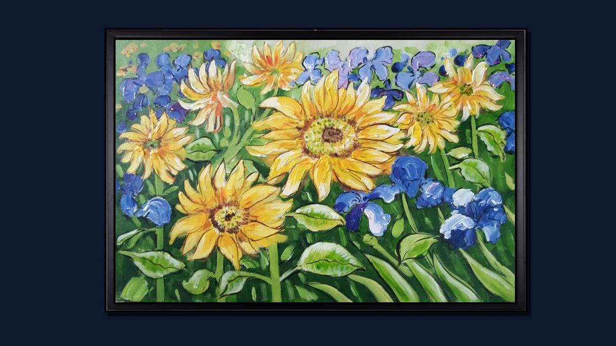 Handgemaltes Ölbild Sonnenblumen und Iris auf Leinwand, Blumenbild in Gelb, Blau und Grün, mit schwarzem Rahmen – Beispiel im Raum