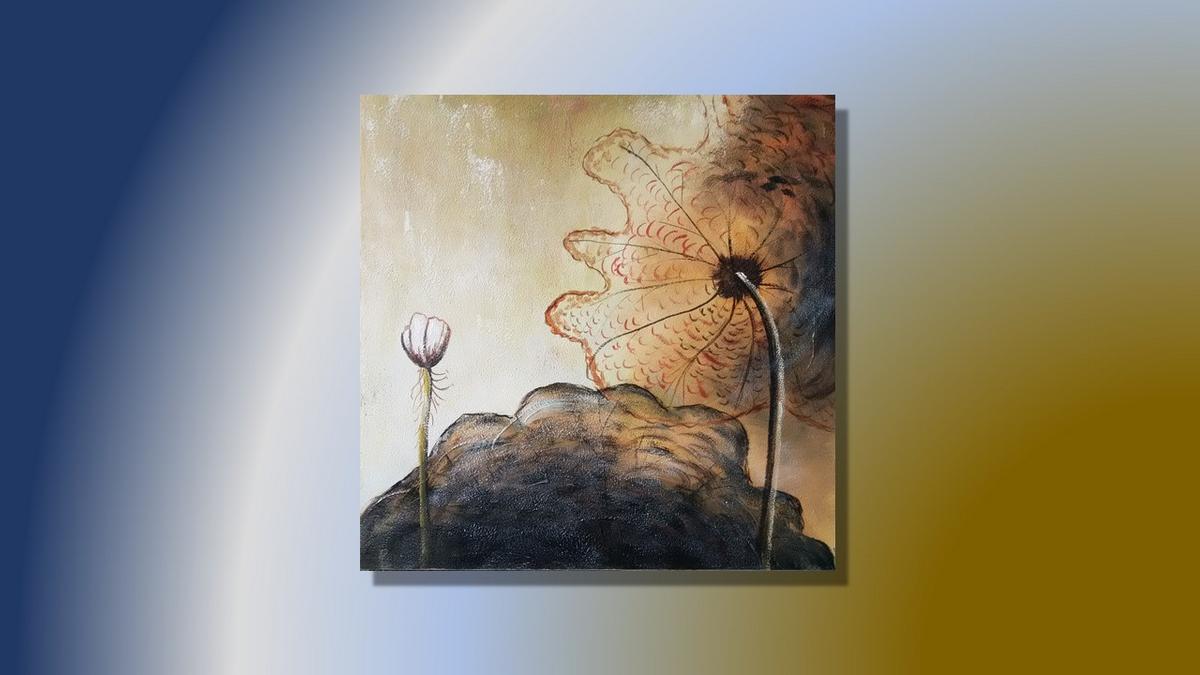 Handgemaltes Ölbild Lotusblüte auf Leinwand, ruhig in Erdtönen, Beige und Sepia, leicht abstrakt – Beispiel im Raum