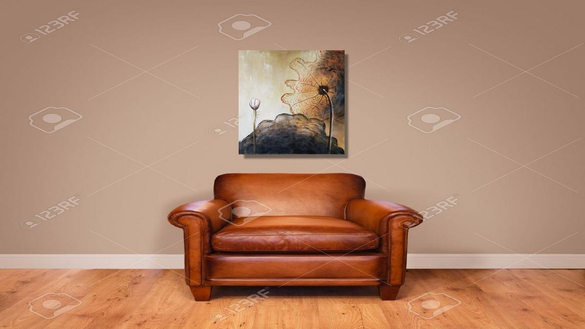 Handgemaltes Ölbild Lotusblüte auf Leinwand, ruhig in Erdtönen, Beige und Sepia, leicht abstrakt – Beispiel im Raum