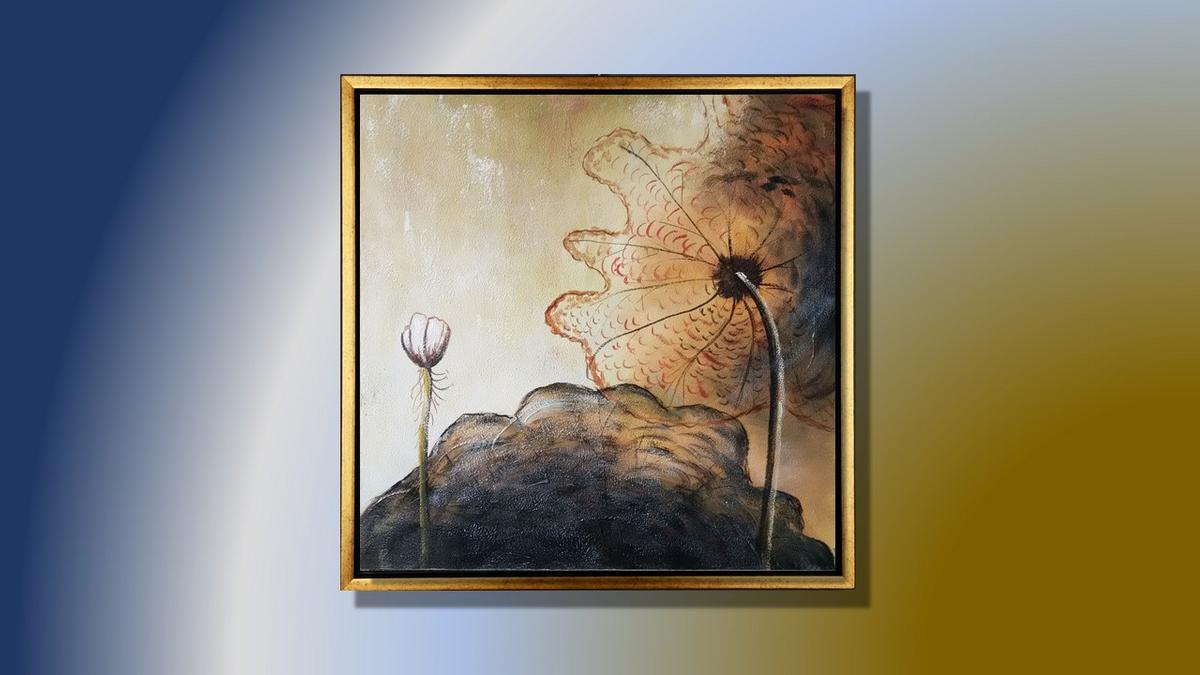 Handgemaltes Ölbild Lotusblüte auf Leinwand, ruhig in Erdtönen, Beige und Sepia, leicht abstrakt, mit goldenem Rahmen – Beispiel im Raum