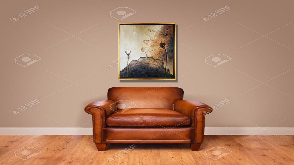 Handgemaltes Ölbild Lotusblüte auf Leinwand, ruhig in Erdtönen, Beige und Sepia, leicht abstrakt, mit goldenem Rahmen – Beispiel im Raum