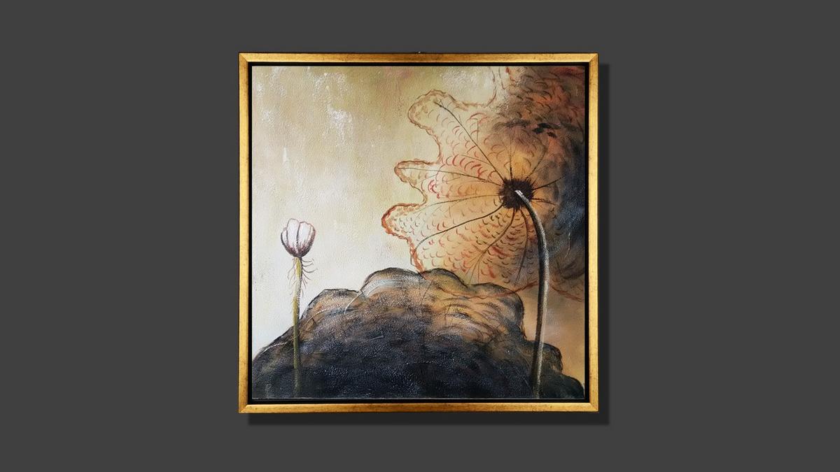 Handgemaltes Ölbild Lotusblüte auf Leinwand, ruhig in Erdtönen, Beige und Sepia, leicht abstrakt, mit goldenem Rahmen – Beispiel im Raum