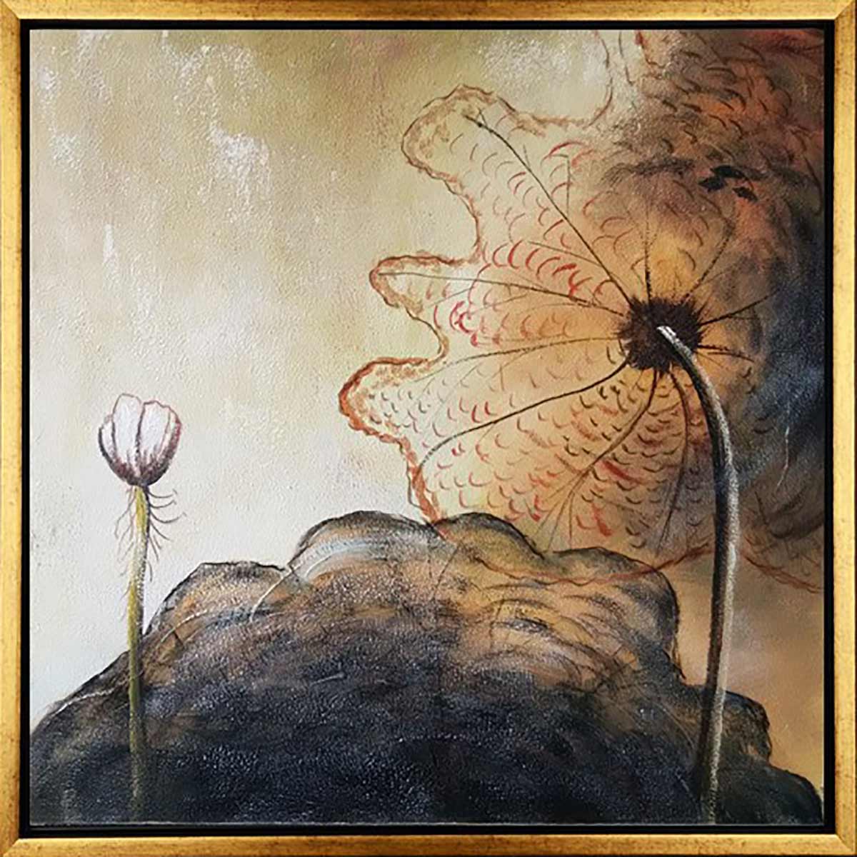 Handgemaltes Ölbild Lotusblüte auf Leinwand, ruhig in Erdtönen, Beige und Sepia, leicht abstrakt, mit goldenem Rahmen