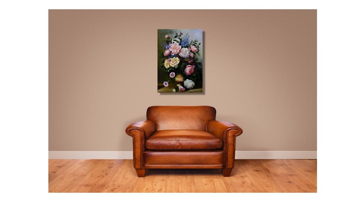 Handgemaltes Ölbild klassischer Rosenstrauss auf Leinwand, Rosen in Rosa und Weiss vor dunklem Hintergrund – Beispiel im Raum