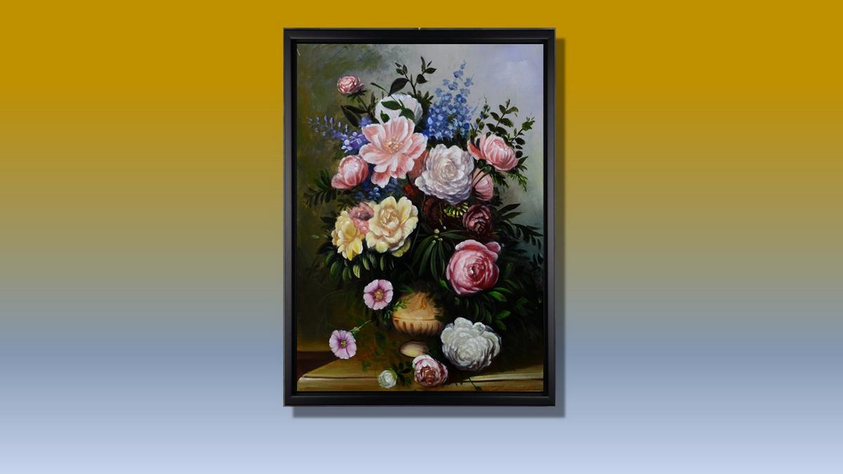 Handgemaltes Ölbild klassischer Rosenstrauss auf Leinwand, Rosen in Rosa und Weiss vor dunklem Hintergrund, mit schwarzem Rahmen – Beispiel im Raum