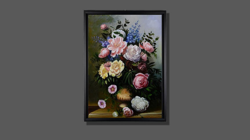 Handgemaltes Ölbild klassischer Rosenstrauss auf Leinwand, Rosen in Rosa und Weiss vor dunklem Hintergrund, mit schwarzem Rahmen – Beispiel im Raum