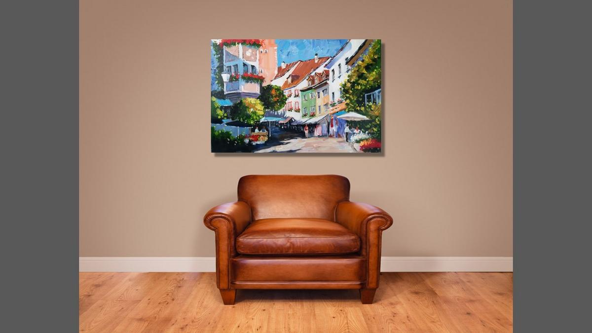 Handgemaltes Ölbild bunte Altstadtgasse mit Cafés auf Leinwand, farbenfroh mit Spachtel gemalt – Beispiel im Raum