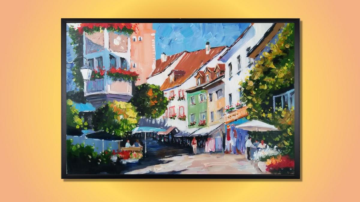 Handgemaltes Ölbild bunte Altstadtgasse mit Cafés auf Leinwand, farbenfroh mit Spachtel gemalt, mit schwarzem Rahmen – Beispiel im Raum