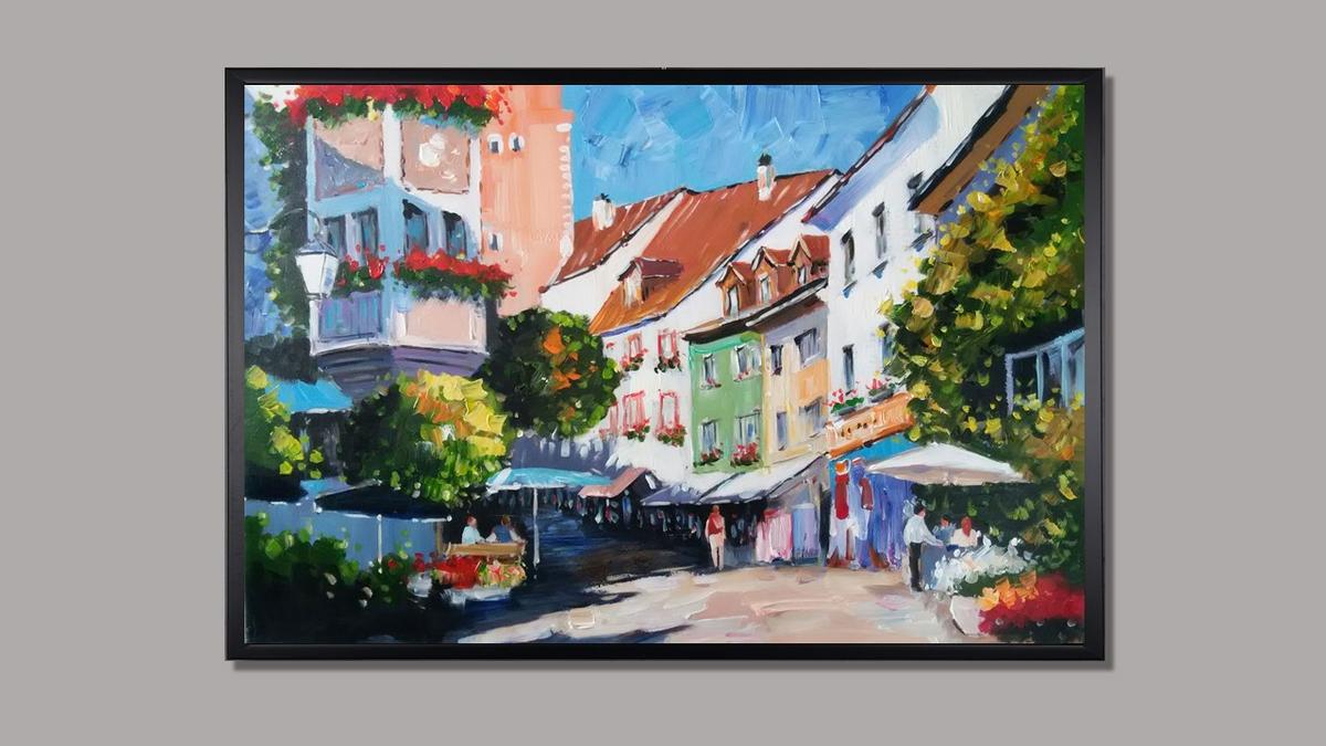 Handgemaltes Ölbild bunte Altstadtgasse mit Cafés auf Leinwand, farbenfroh mit Spachtel gemalt, mit schwarzem Rahmen – Beispiel im Raum