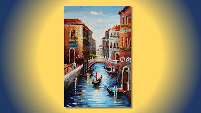Handgemaltes Ölbild Venedig Kanal mit Gondel auf Leinwand, Hochformat in Blau und Terrakotta, Spachteltechnik – Beispiel im Raum