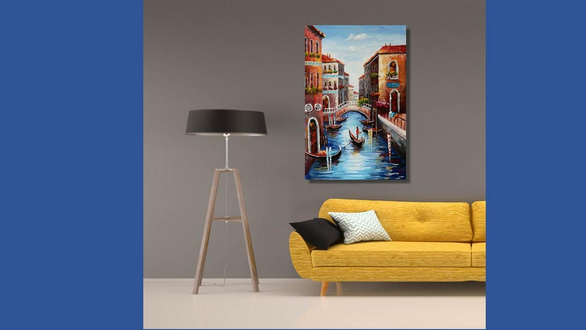 Handgemaltes Ölbild Venedig Kanal mit Gondel auf Leinwand, Hochformat in Blau und Terrakotta, Spachteltechnik – Beispiel im Raum