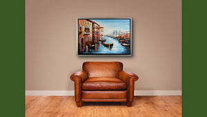 Handgemaltes Ölbild Venedig Canal Grande mit Gondeln auf Leinwand, Kuppeln und blaues Wasser, mit silbernem Rahmen – Beispiel im Raum