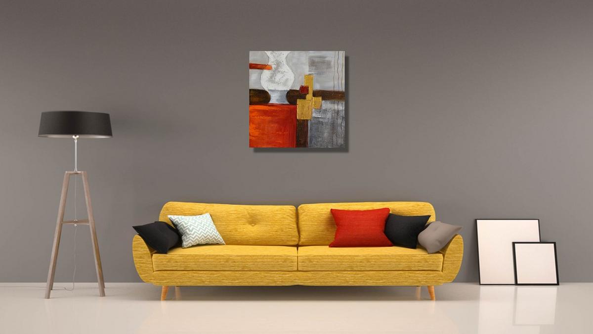 Handgemaltes Ölbild abstraktes Stillleben mit Vase auf Leinwand, Grau, Orangerot und Gold, strukturiert – Beispiel im Raum