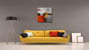 Handgemaltes Ölbild abstraktes Stillleben mit Vase auf Leinwand, Grau, Orangerot und Gold, strukturiert – Beispiel im Raum