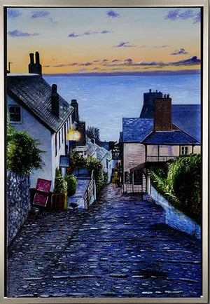 Handgemaltes Ölbild Küstendorf in Abendstimmung auf Leinwand, gepflasterte Gasse mit Blick aufs Meer, mit silbernem Rahmen