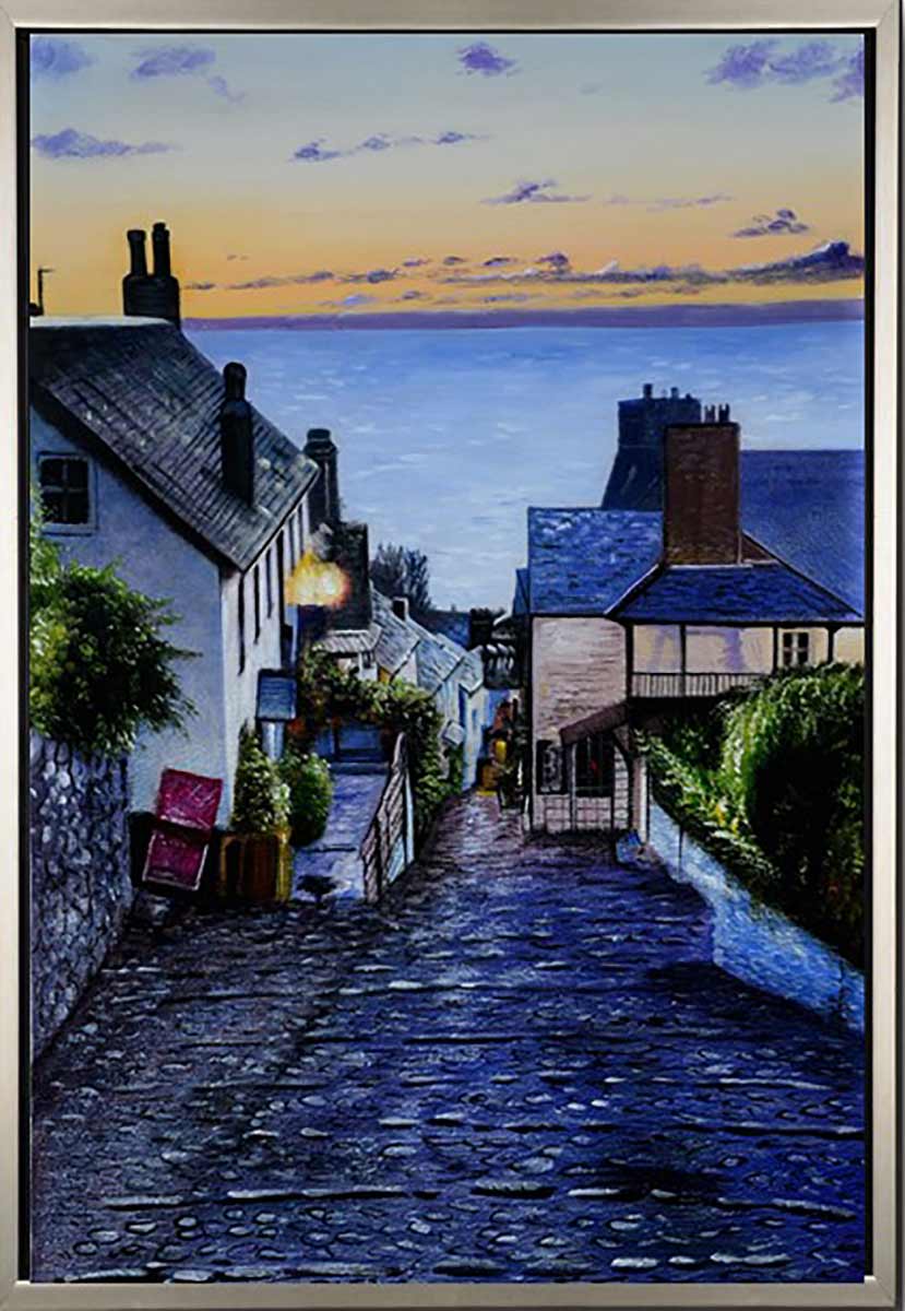 Handgemaltes Ölbild Küstendorf in Abendstimmung auf Leinwand, gepflasterte Gasse mit Blick aufs Meer, mit silbernem Rahmen