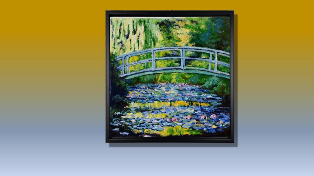 Handgemaltes Ölbild Brücke über Seerosenteich auf Leinwand, impressionistisch in Grün, Blau und Rosa, mit schwarzem Rahmen – Beispiel im Raum