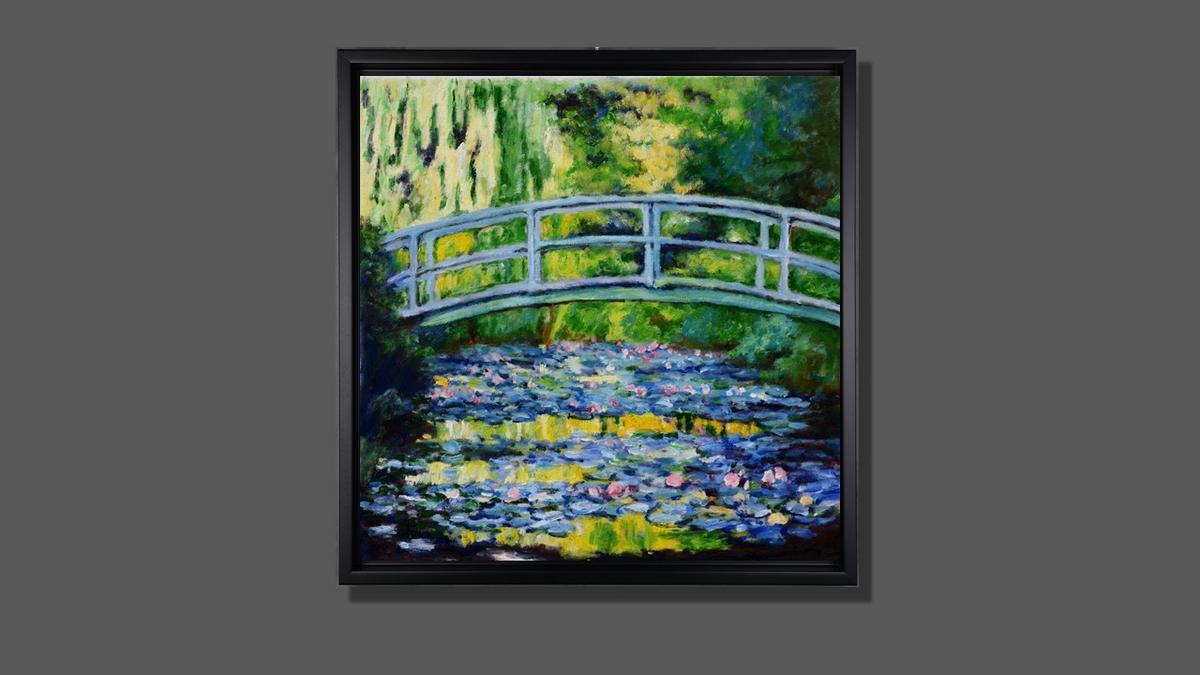Handgemaltes Ölbild Brücke über Seerosenteich auf Leinwand, impressionistisch in Grün, Blau und Rosa, mit schwarzem Rahmen – Beispiel im Raum