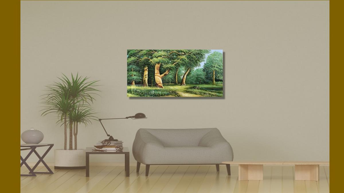 Handgemaltes Ölbild Sommerwald auf Leinwand, alte Bäume und sonnige Lichtung in satten Grüntönen – Beispiel im Raum