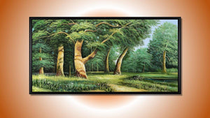 Handgemaltes Ölbild Sommerwald auf Leinwand, alte Bäume und sonnige Lichtung in satten Grüntönen, mit schwarzem Rahmen – Beispiel im Raum