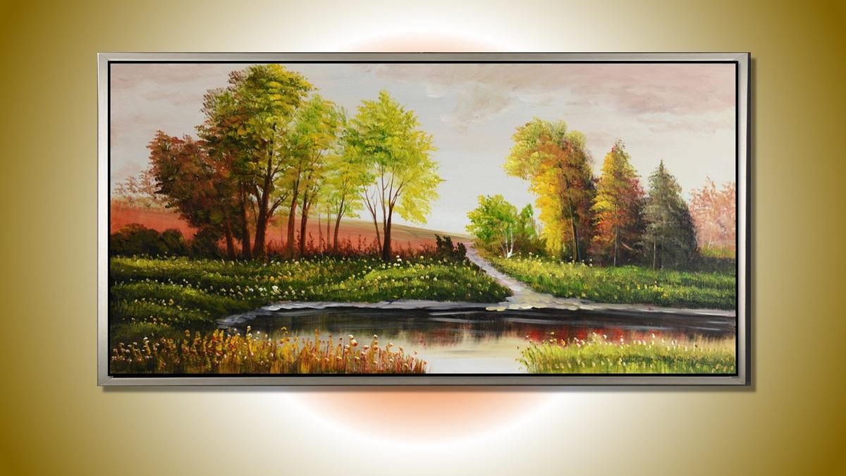 Handgemaltes Ölbild Flusslandschaft auf Leinwand, bunte Herbstbäume und Spiegelungen im Wasser, mit silbernem Rahmen – Beispiel im Raum