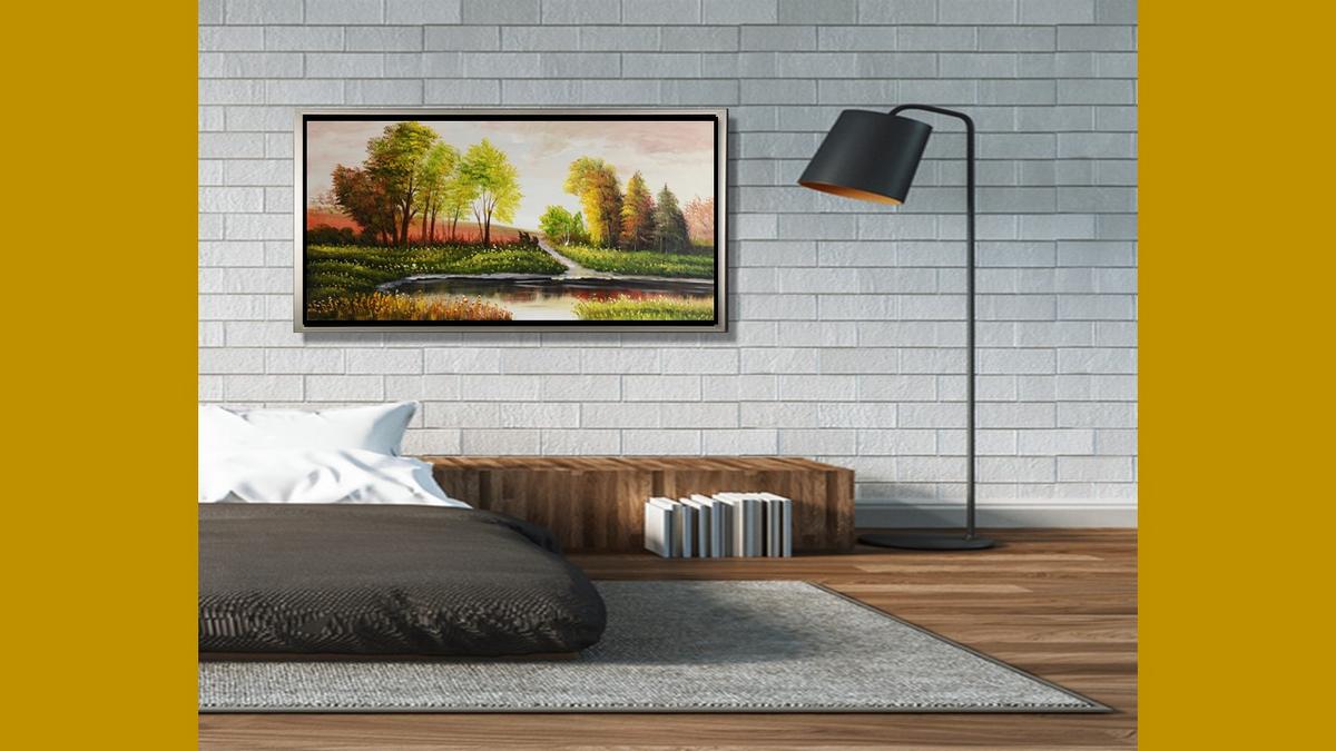 Handgemaltes Ölbild Flusslandschaft auf Leinwand, bunte Herbstbäume und Spiegelungen im Wasser, mit silbernem Rahmen – Beispiel im Raum