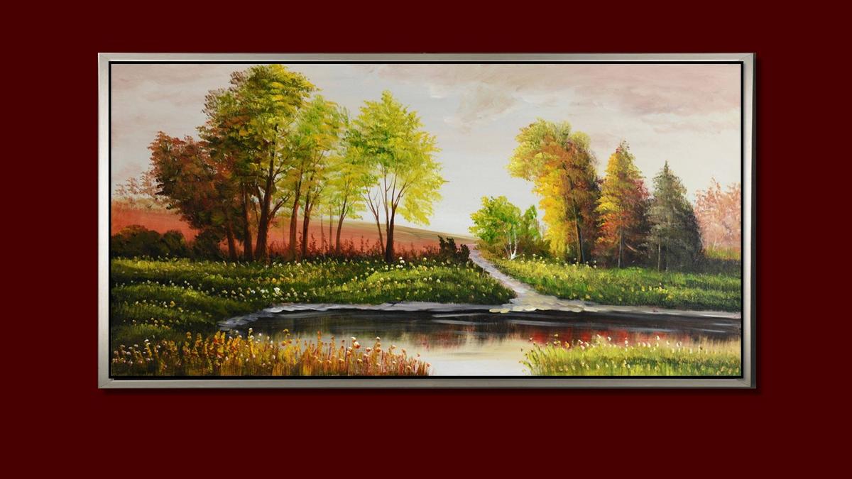 Handgemaltes Ölbild Flusslandschaft auf Leinwand, bunte Herbstbäume und Spiegelungen im Wasser, mit silbernem Rahmen – Beispiel im Raum