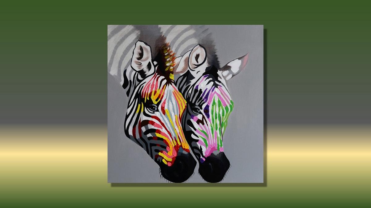 Handgemaltes Ölbild zwei Zebras auf Leinwand, bunte Pop-Art-Streifen mit Spachtelrelief auf Grau – Beispiel im Raum