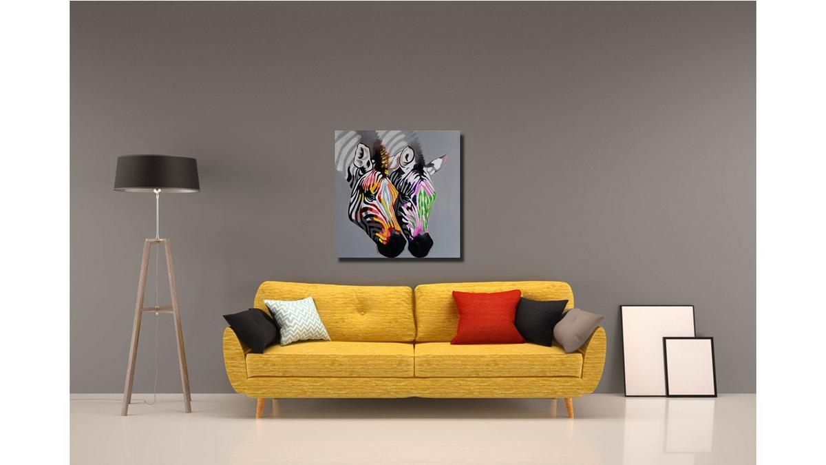 Handgemaltes Ölbild zwei Zebras auf Leinwand, bunte Pop-Art-Streifen mit Spachtelrelief auf Grau – Beispiel im Raum