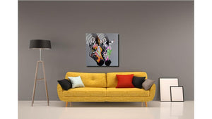 Handgemaltes Ölbild zwei Zebras auf Leinwand, bunte Pop-Art-Streifen mit Spachtelrelief auf Grau – Beispiel im Raum