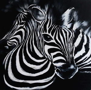 Handgemaltes Ölbild zwei Zebras auf Leinwand, grafische Schwarz-Weiss-Streifen vor schwarzem Hintergrund