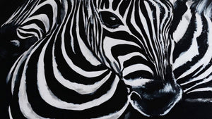 Handgemaltes Ölbild zwei Zebras auf Leinwand, grafische Schwarz-Weiss-Streifen vor schwarzem Hintergrund – Detailansicht
