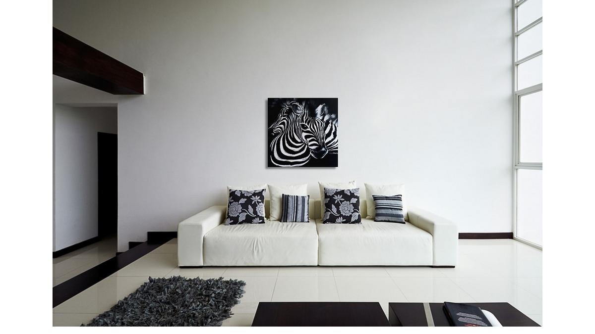 Handgemaltes Ölbild zwei Zebras auf Leinwand, grafische Schwarz-Weiss-Streifen vor schwarzem Hintergrund – Beispiel im Raum