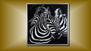 Handgemaltes Ölbild zwei Zebras auf Leinwand, grafische Schwarz-Weiss-Streifen vor schwarzem Hintergrund, mit silbernem Rahmen – Beispiel im Raum