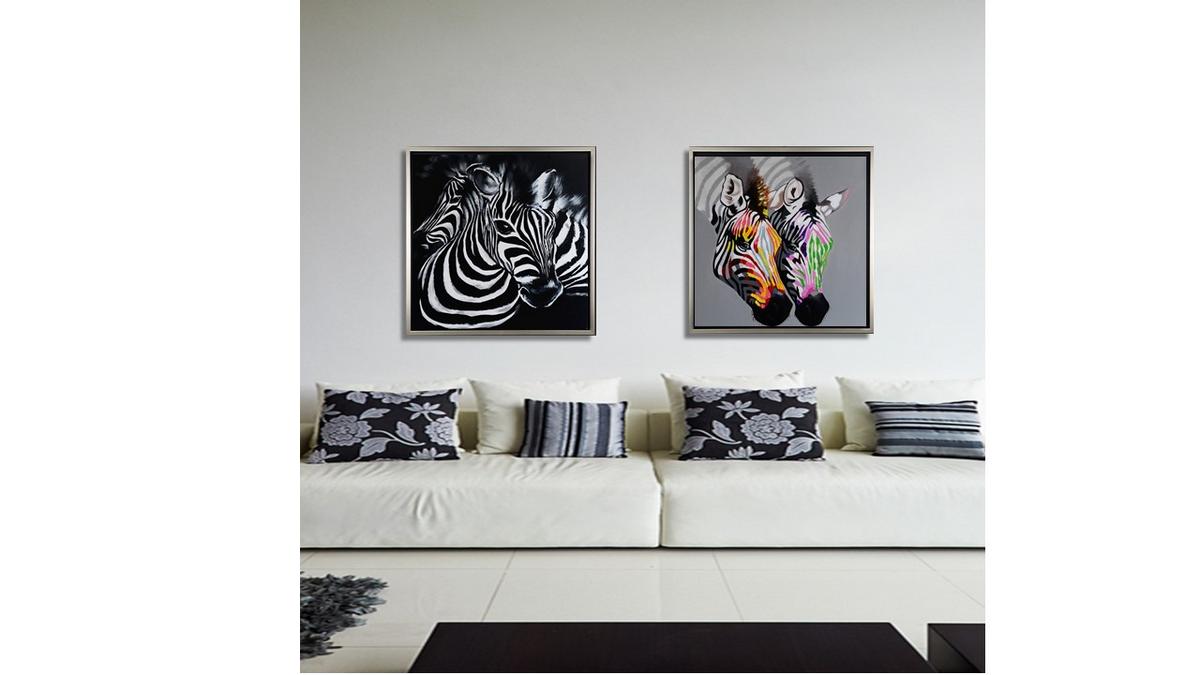Handgemaltes Ölbild zwei Zebras auf Leinwand, grafische Schwarz-Weiss-Streifen vor schwarzem Hintergrund, mit silbernem Rahmen – Beispiel im Raum