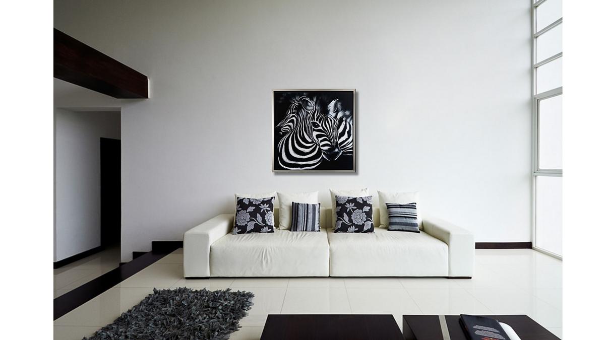 Handgemaltes Ölbild zwei Zebras auf Leinwand, grafische Schwarz-Weiss-Streifen vor schwarzem Hintergrund, mit silbernem Rahmen – Beispiel im Raum